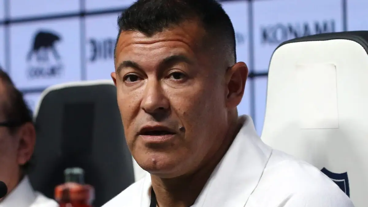 Jorge Almirón se vio obligado a modificar la formación titular.