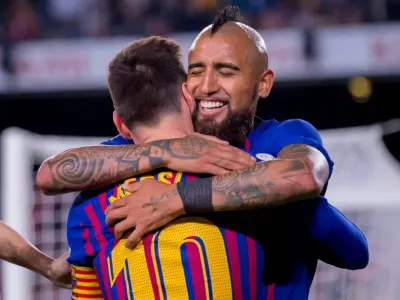«Hablamos siempre»: Arturo Vidal revela la reacción de Lionel Messi por su retorno a Colo-Colo