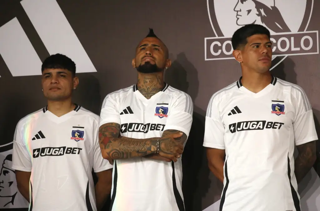 Colo-Colo ensayó una formación con un esquema 3-6-1 para enfrentar a Fortaleza.
