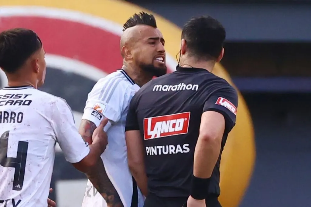 Arturo Vidal y el árbitro, Fernando Véjar.