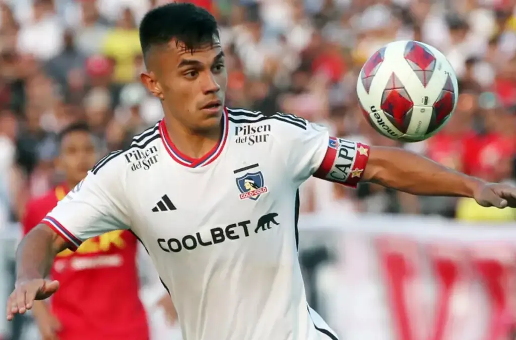 Vicente Pizarro con jineta de capitán durante un partido de Colo-Colo.