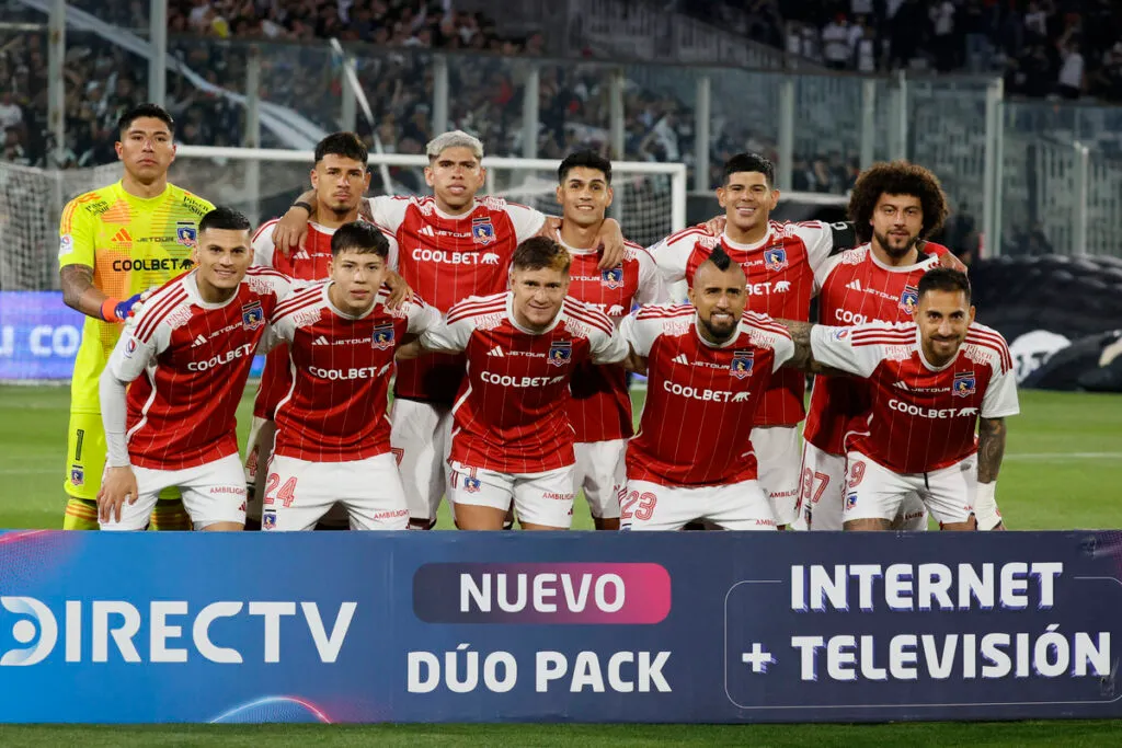 Jugadores de Colo-Colo posando para una foto.