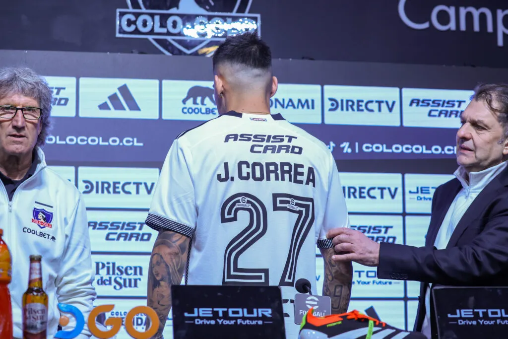 Futbol, Presentacion refuerzo de Colo Colo. Colo Colo presneta a su nuevo refuerzo Javier Correa en el estadio Monumental. Santiago, Chile. 03/07/2024 Marcelo Hernandez/Photosport Football, Presentation new player of Colo Colo. Colo Colo presents his new reinforcement Javier Correa at the Monumental stadium. Colo Colo Santiago, Chile. 03/07/2024 Marcelo Hernandez/Photosport