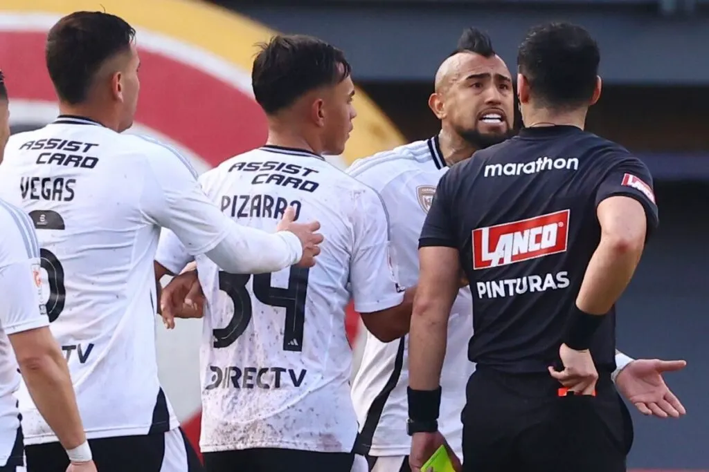 Árbitro Fernando Véjar le muestra tarjeta roja a Arturo Vidal