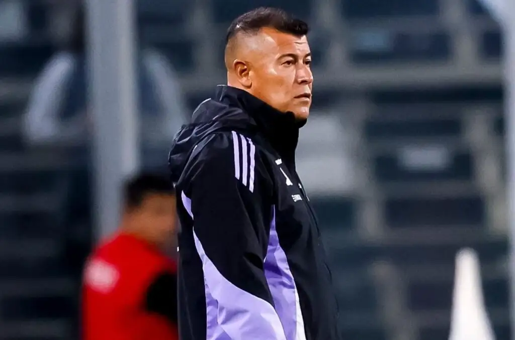 El argentino podría extender la lista de entrenadores cesados de sus funciones en el fútbol chileno.
