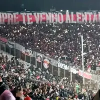 ¡Una verdadera locura! Así fue la despedida de la Garra Blanca con el himno de Colo-Colo de fondo tras el triunfo ante América Mineiro