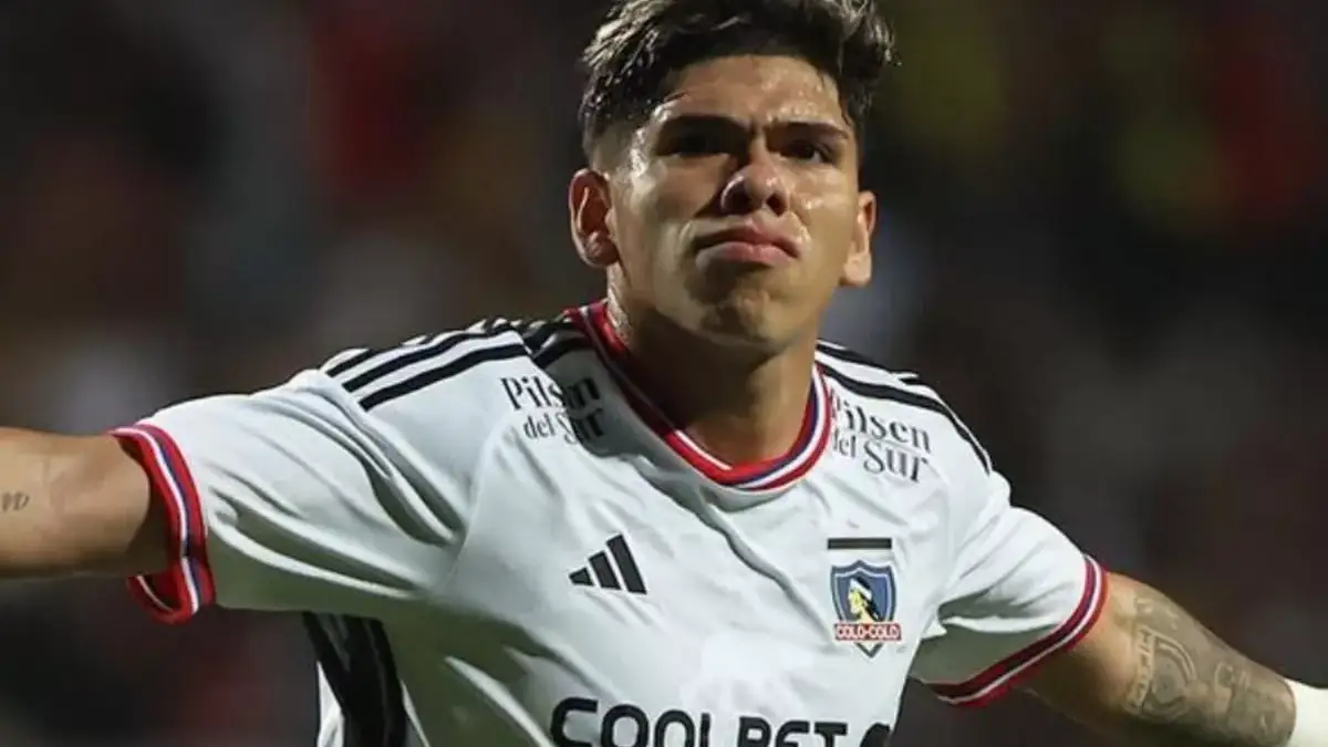 Carlos Palacios celebrando un gol con la camiseta de Colo-Colo.