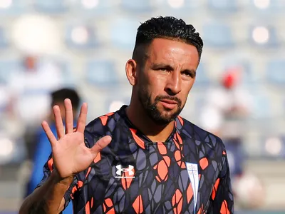 Aprueban la llegada de Mauricio Isla a Colo-Colo con una clara advertencia a Gustavo Quinteros