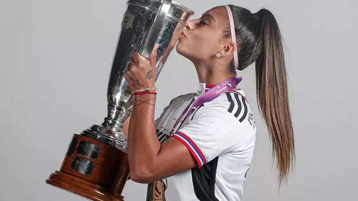 Anaís Cifuentes besando el trofeo de campeón del fútbol femenino.