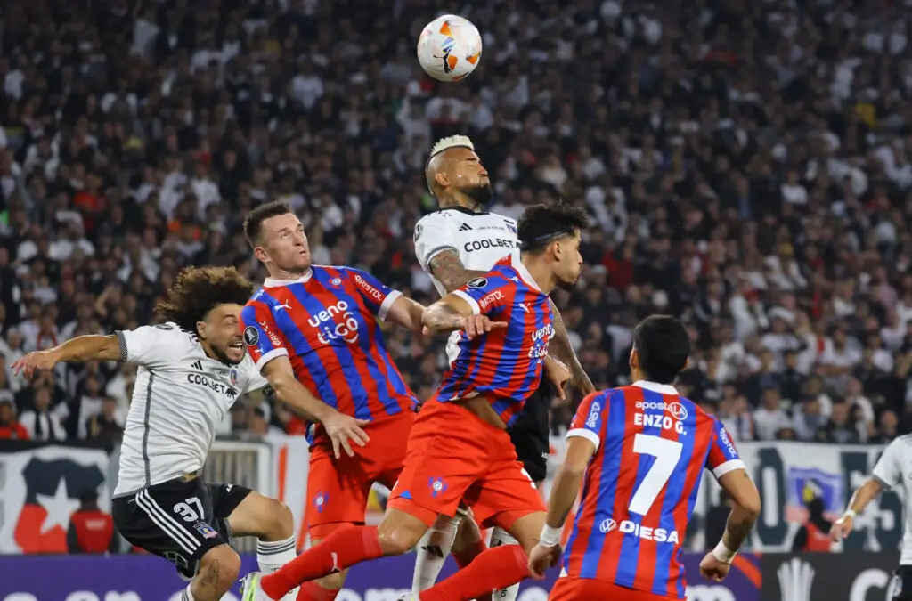 Colo-Colo frente a Cerro Porteño durante el partido de Copa Libertadores.