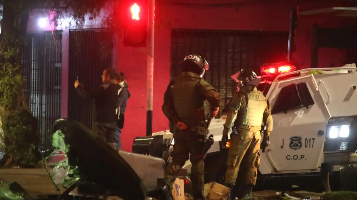 Carabineros en el Estadio Monumental.
