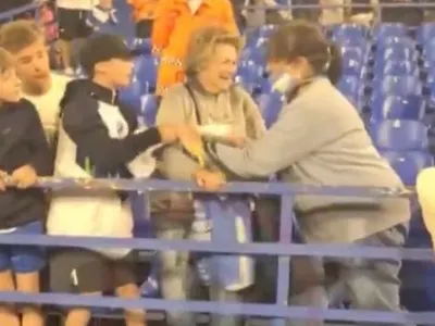 [VIDEO] Ex jugador de Colo-Colo regaló su camiseta y desató una lucha entre un niño y una mujer