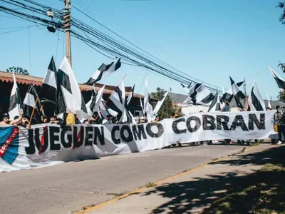 Desclasifican secreta reunión entre el plantel de Colo-Colo y Garra Blanca en el Estadio Monumental
