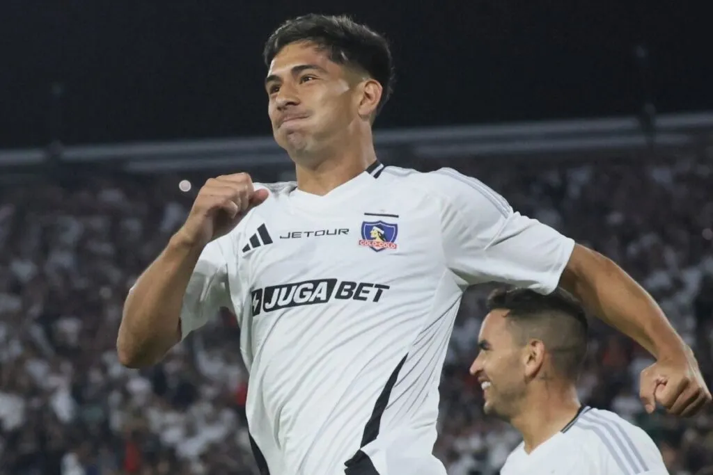 Salomón Rodríguez celebra su gol en Colo-Colo.