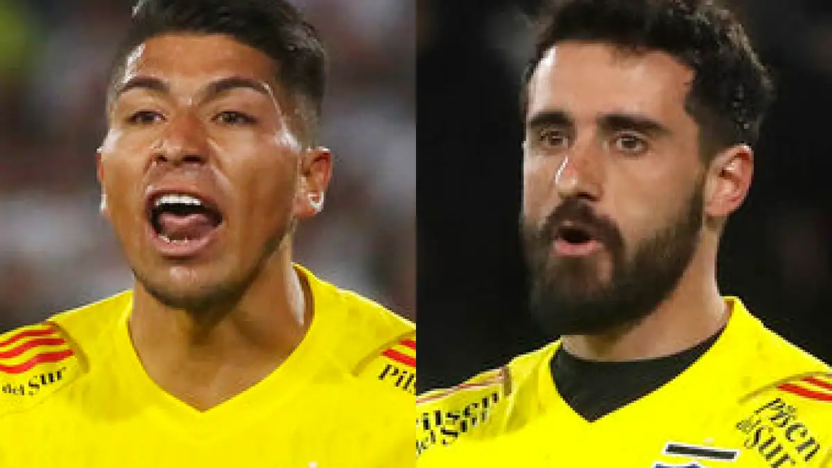 Brayan Cortés y Fernando de Paul con camiseta de Colo-Colo.