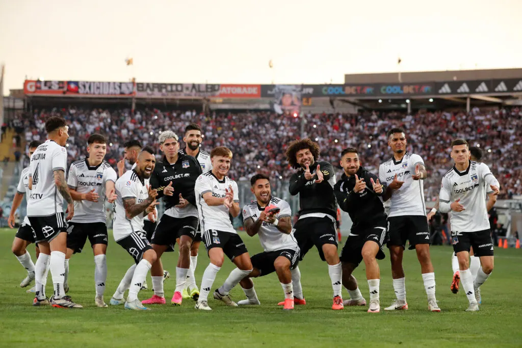 Jugadores de Colo-Colo celebrando.