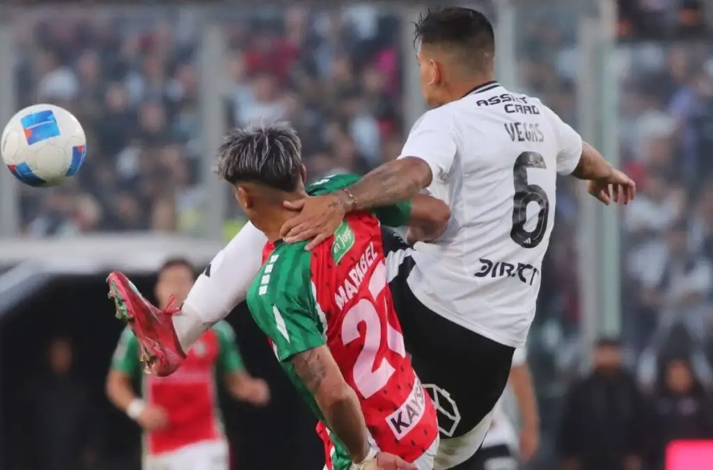 El VAR ratificó la tarjeta amarrila sobre Sebastián Vegas.