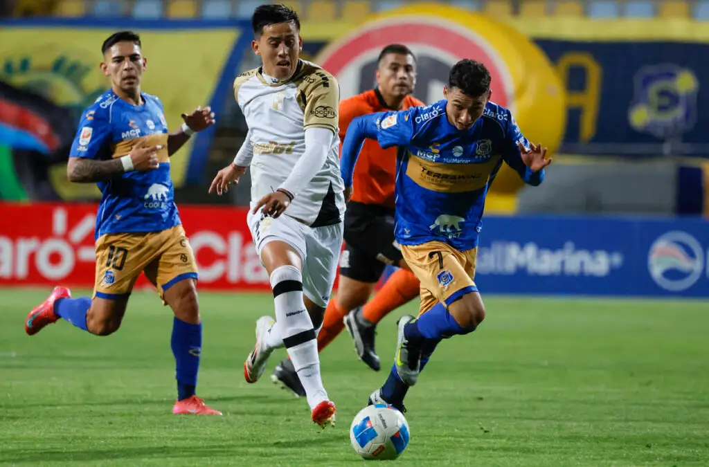 Everton y Coquimbo Unido igualaron sin goles en el único partido del día sábado.