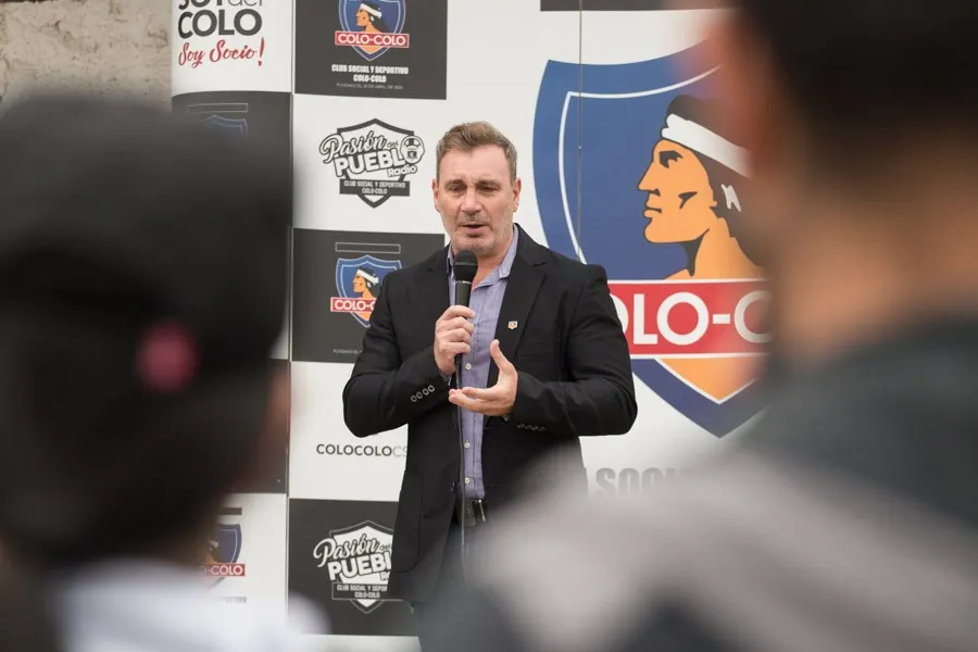 Socios del club acompañaron a Marcelo Barticciotto en homenaje realizado  por el CSD Colo-Colo