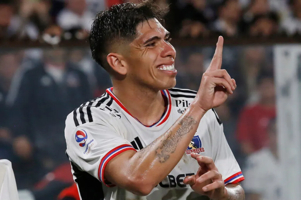 Carlos Palacios sonriendo.