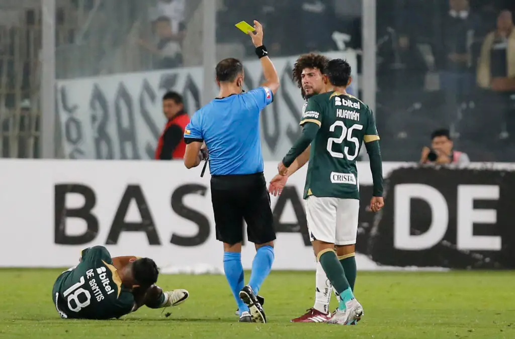 Maximiliano Falcon siendo amonestado en el partido frente a Alianza Lima.