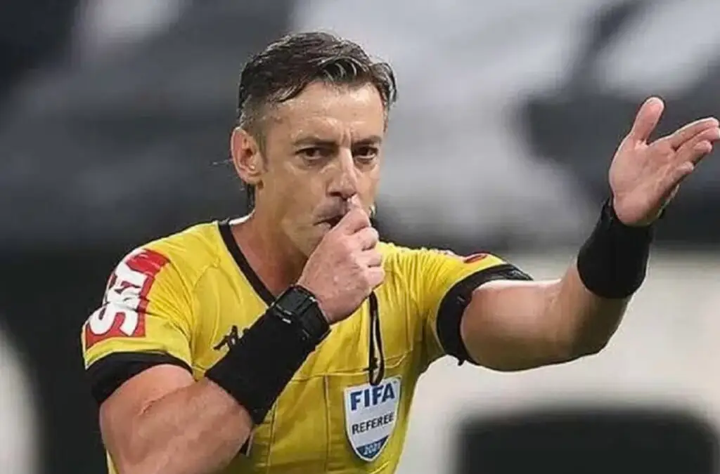 El brasileño Raphael Claus tuvo un discreto desempeño en el Estadio Monumental.