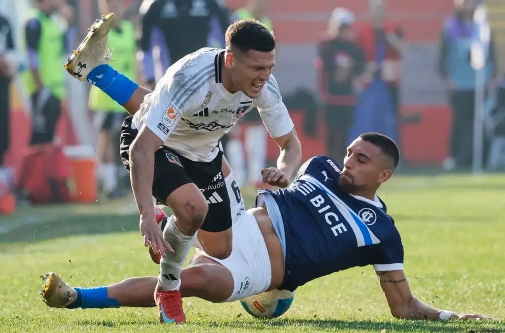 Cepeda fue titular y sintió el rigor de los defensores ‘cruzados’. Foto: Andres Pina/Photosport.