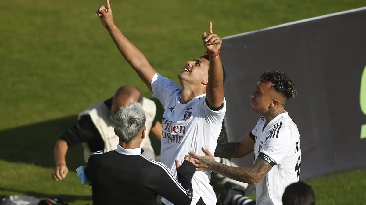 Futbol, Everton vs Colo Colo. Cuarta fecha, campeonato Nacional 2021. El jugador de Colo Colo Ivan Morales celebra con sus companeros su gol contra Everton durante el partido de primera division realizado en el Estadio Sausalito de Vina Del Mar, Chile. 18/04/2021 Raul Zamora/Photosport Football, Everton vs Colo Colo. Fourth date, 2021 National Championship. Colo Colo’s player Ivan Morales celebrates with teammates his goal against Everton during the first division football match held at the Sausalito stadium in Vina Del Mar, Chile. 18/04/2021 Raul Zamora/Photosport