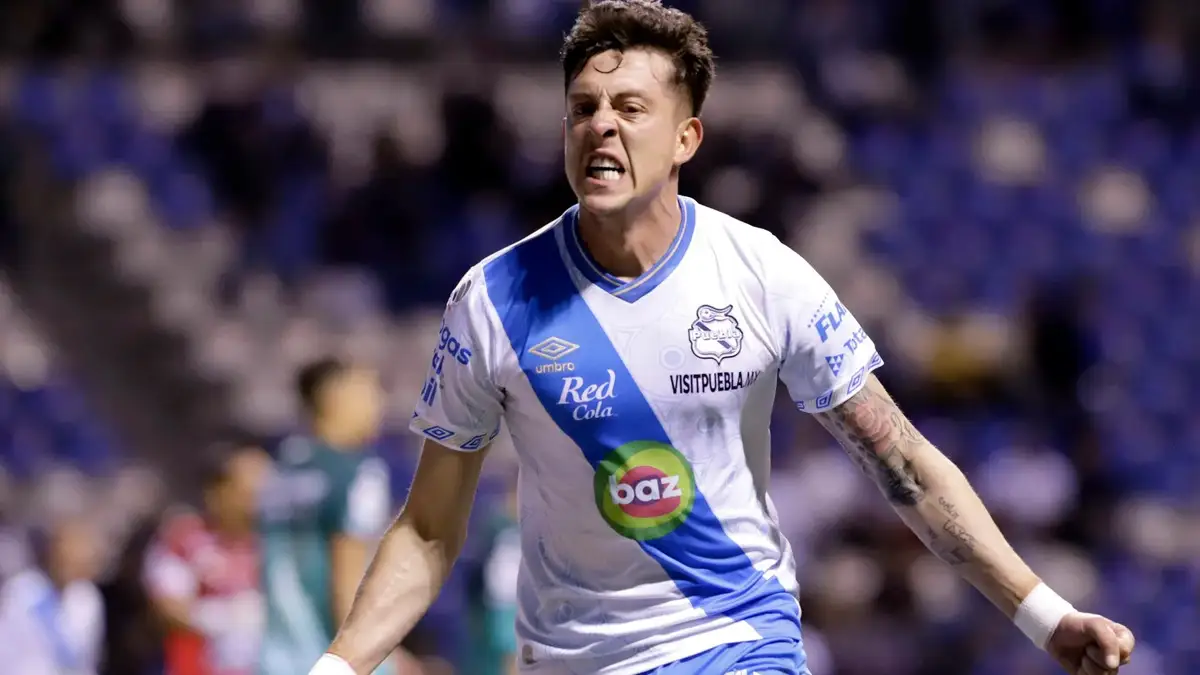 Pablo Parra celebrando un gol con el Puebla de la Liga MX.