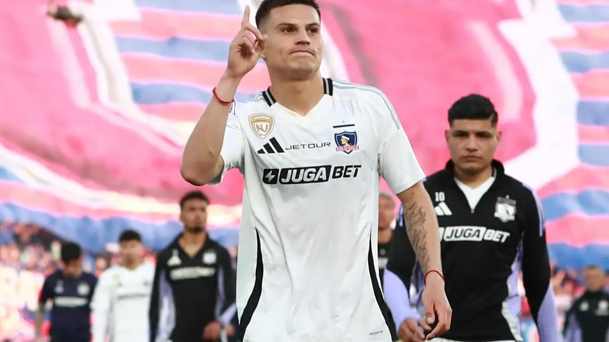 Los gestos del zurdo que fueron notificados por el árbitro en su informe. Foto: Felipe Zanca/Photosport.