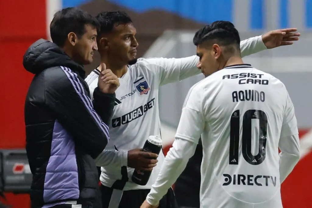 Pablo Ricchetti repartiendo instrucciones a Daniel Gutiérres y Claudio Aquino.