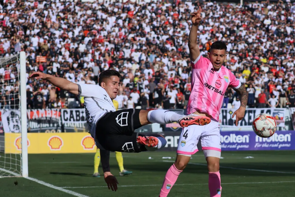 Guillermo Paiva intentando una tijera en el partido de Copa Chile entre Colo-Colo y Magallanes.
