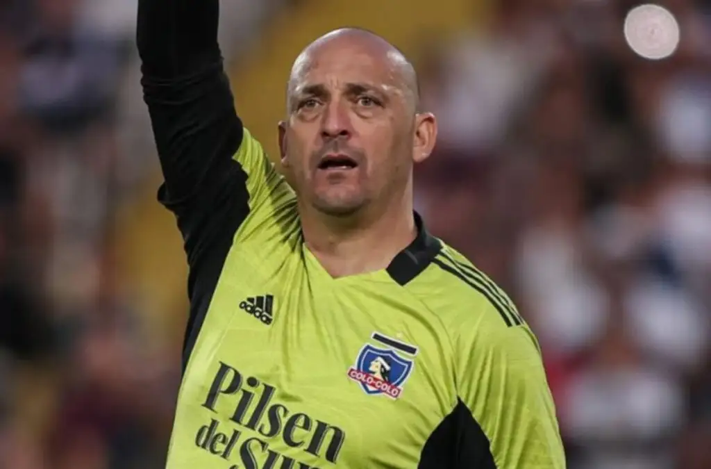 El golero formado en Colo-Colo estuvo en dos etapas con el club, 2001-2003 y 2011-2014.