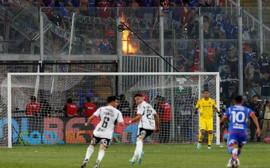 Los desmanes del partido de Colo Colo contra la U en el Monumental