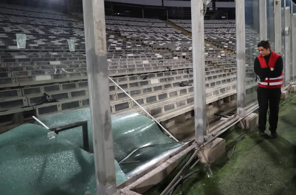 Marcelo Barticciotto barrió con los hinchas de Colo-Colo que destrozan el Estadio Monumental.