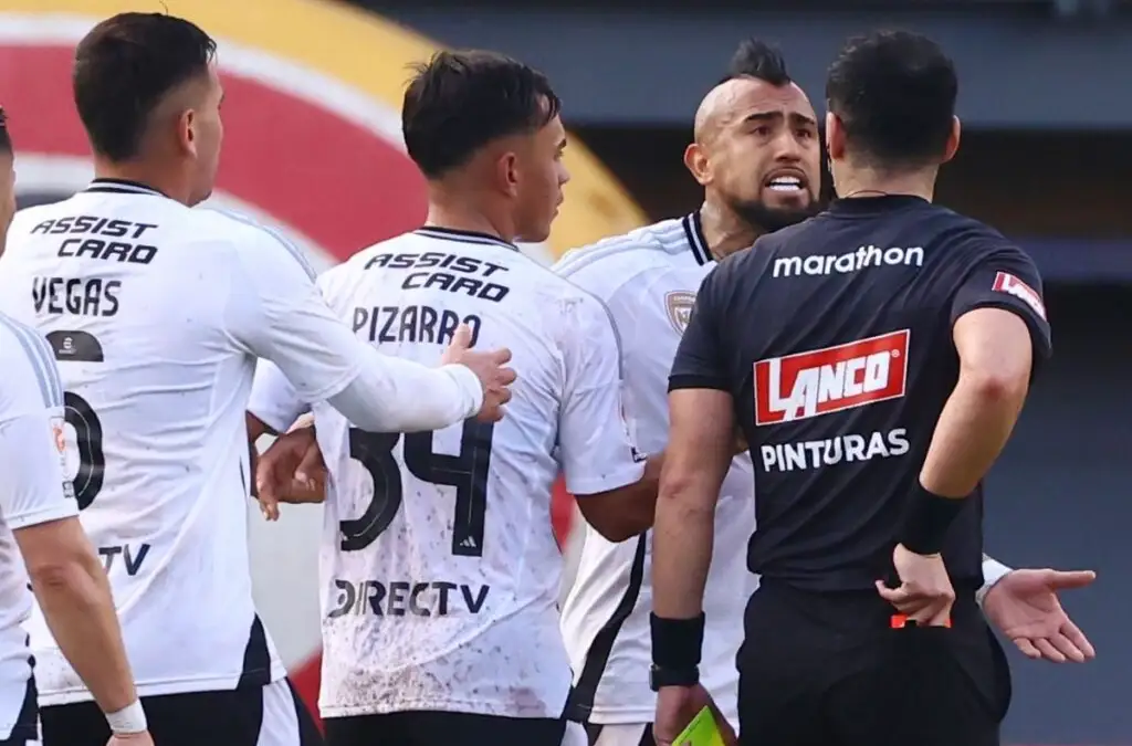 Fernando Véjar confirma la expulsión de Arturo Vidal por reclamos.
