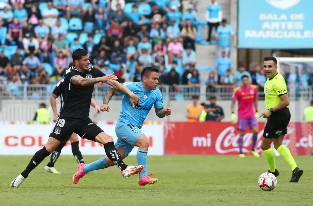 Gonzalo Castellani disputando un balón con Álvaro Ramos en el duelo de Colo-Colo vs Iquique.