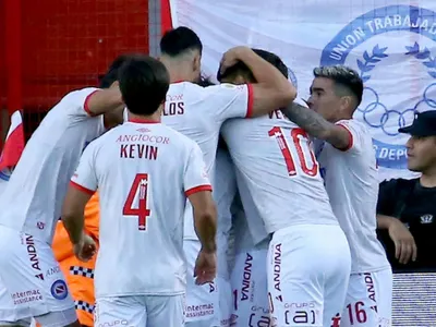 [VIDEO]: Delantero solicitado por Gustavo Quinteros se luce con golazo de tijera en Argentina