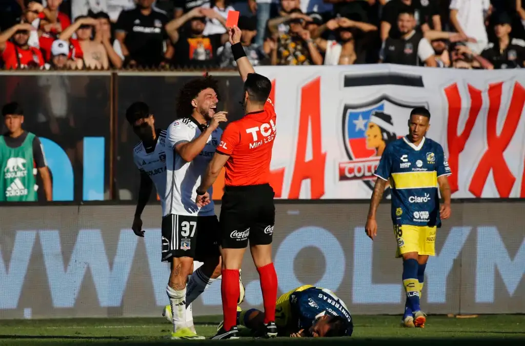 árbitro expulsando a Maximiliano Falcón en partido de Colo-Colo