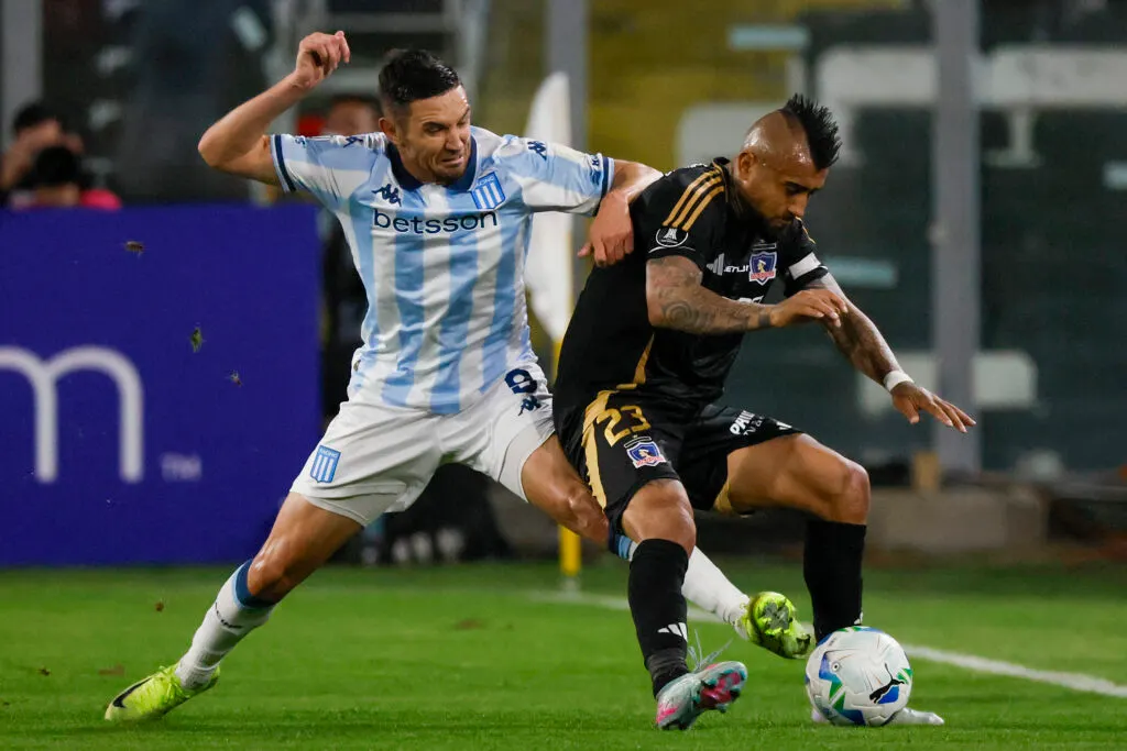 Arturo Vidal en el duelo  de Colo-Colo frente a Racing por Copa Libertadores.