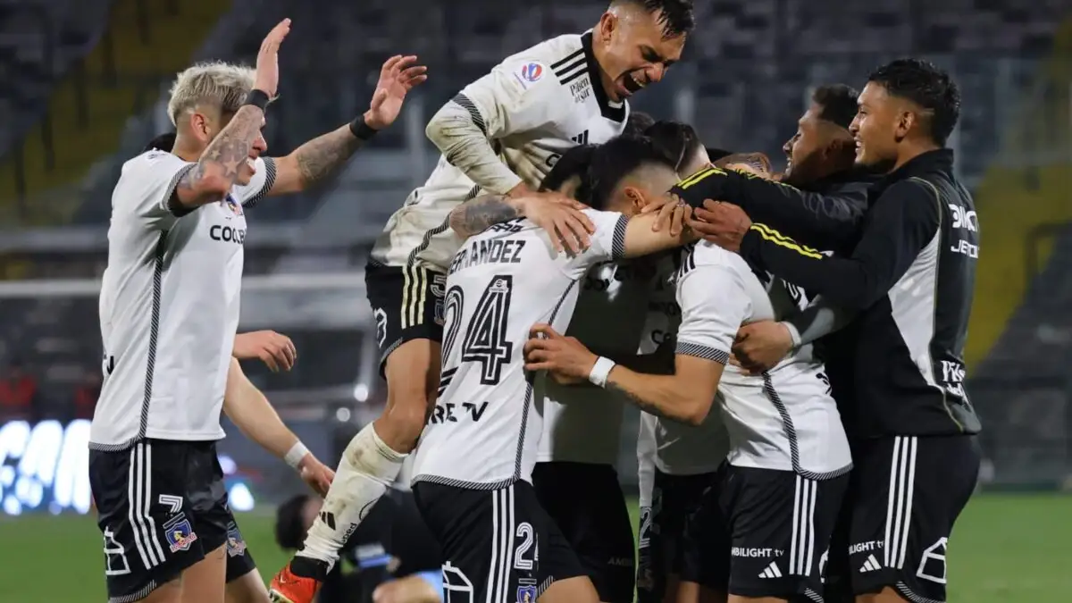 Jugadores de Colo-Colo celebrando un gol.
