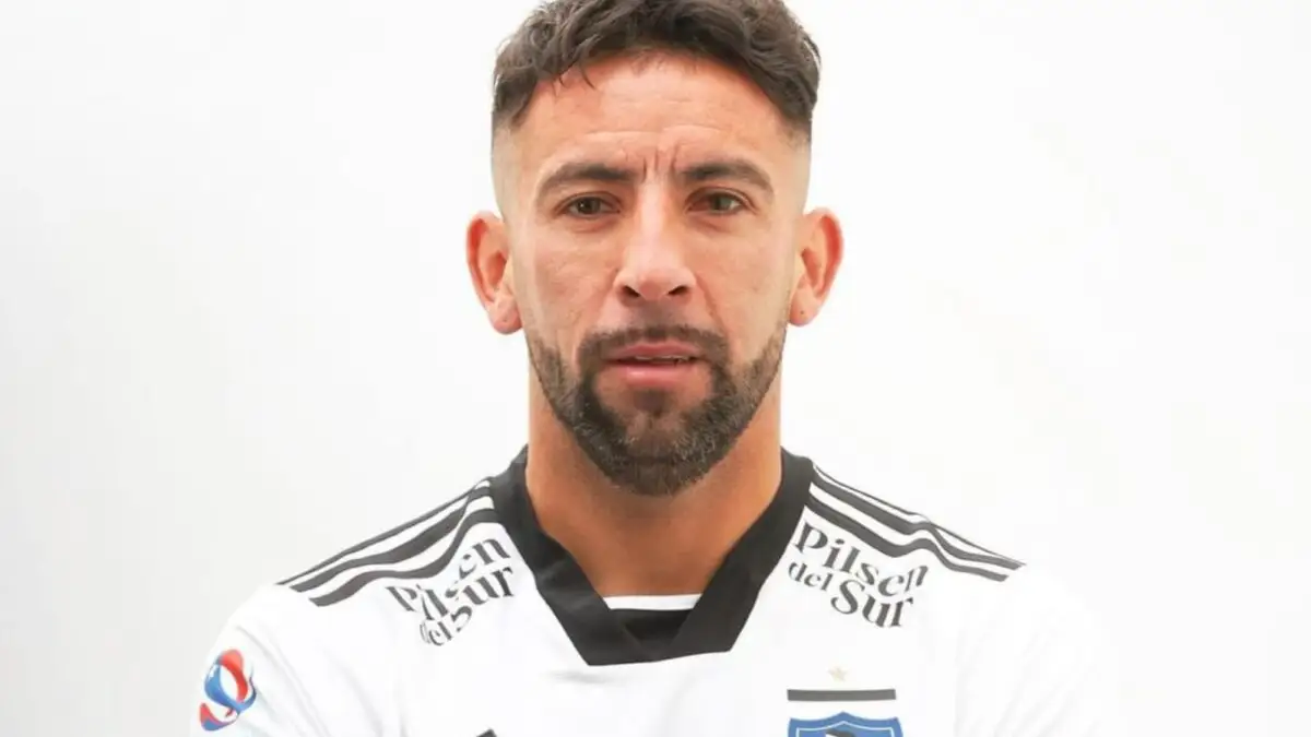 Mauricio Isla presentado con camiseta de Colo-Colo.