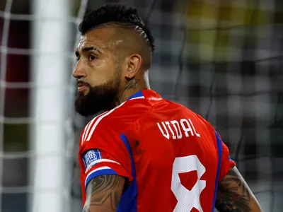 Se preocupa Colo-Colo: Gigante sudamericano tienta a Arturo Vidal para la temporada 2024