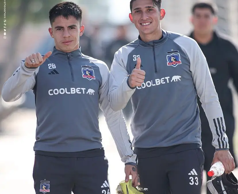 Matías Moya y Matías Ferrari con la indumentaria de Colo-Colo.