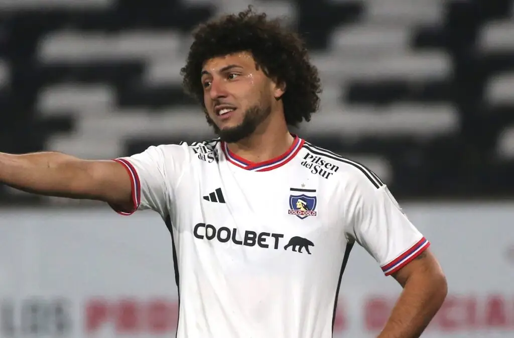 Maximiliano Falcón reclamando un cobro frente a Audax Italiano.
