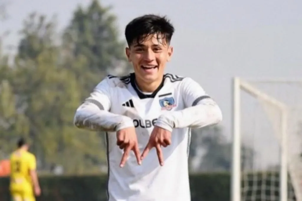 El juvenil, Sebastián Vega celebrando un gol con Colo-Colo Proyección.