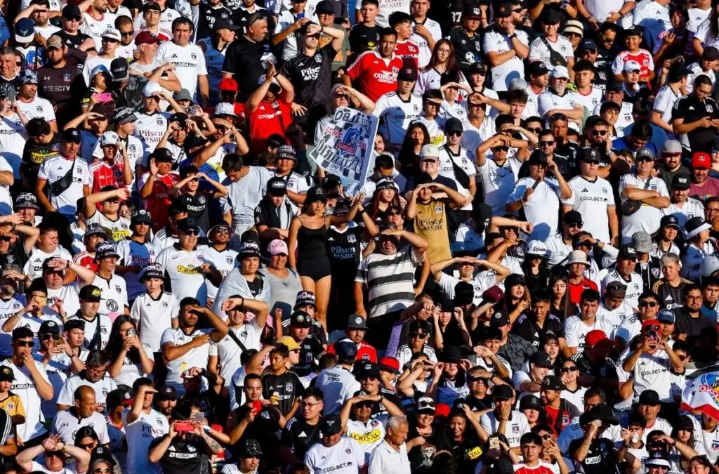 Los festejos sobre el Centenario de Colo-Colo dejaron algunos enfrentamientos entre hinchas albos y de la U.