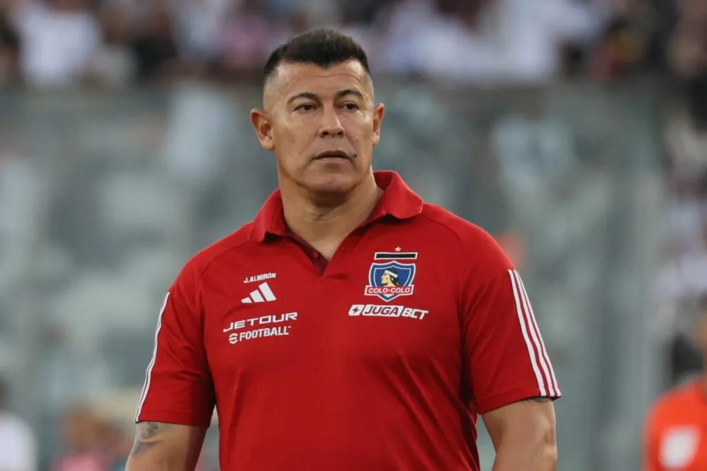 Jorge Almirón con camiseta roja en el Estadio Monumental.