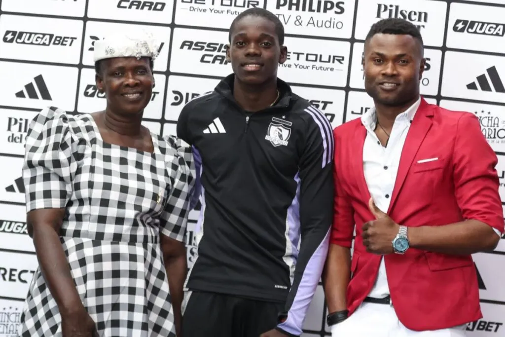 Manley Clerveaux con su familia en la firma de su primer contrato profesional.