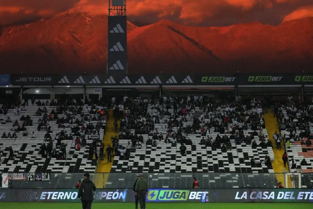 Postal del público del Estadio Monumental en el partido entre Colo-Colo y Ñublense.